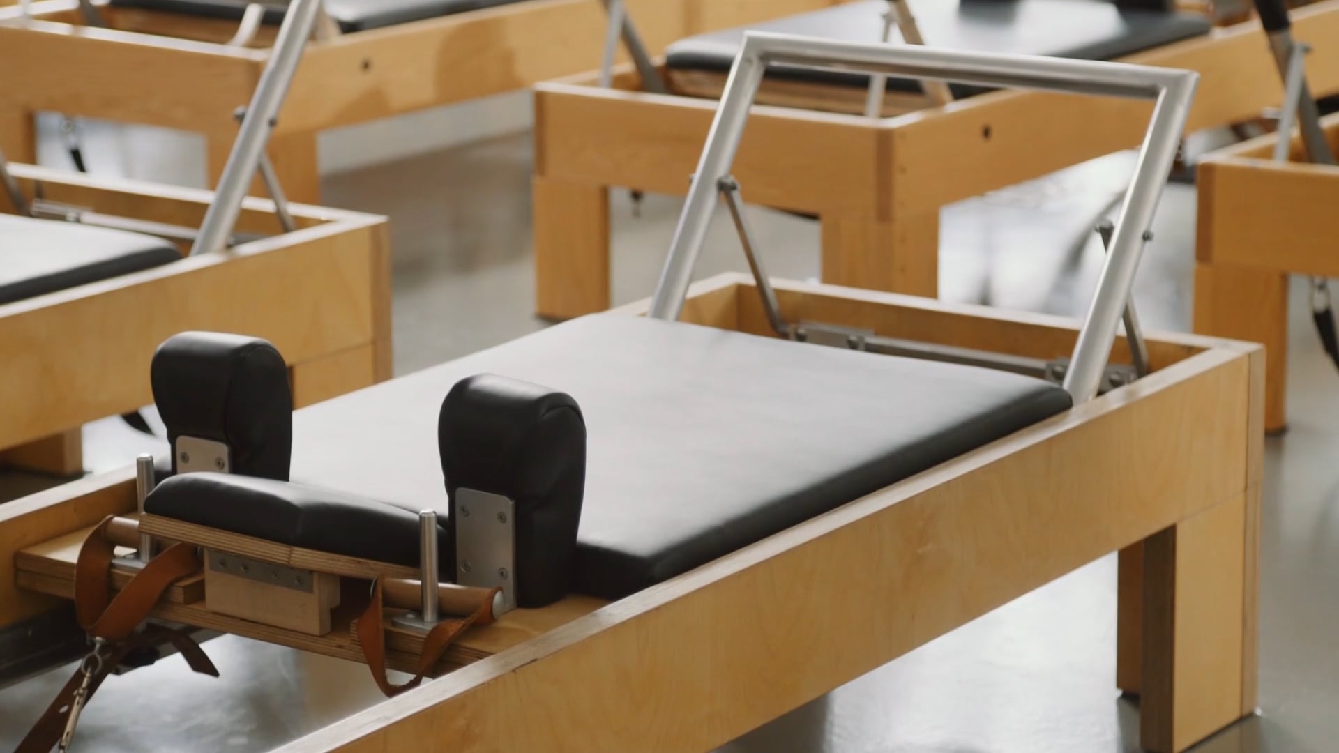 Detailaufnahme eines Reformer Gerätes im Pilates Studio Cologne in Köln, Belgisches Viertel